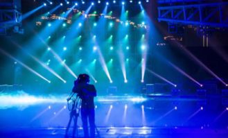 目前舞台灯光那个牌子性价比最高,质量也不错的.大家推荐一下