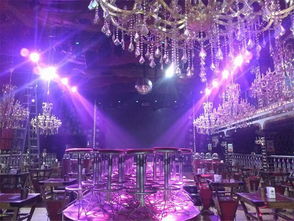 电脑摇头灯,为酒吧舞台提供优质灯光效果