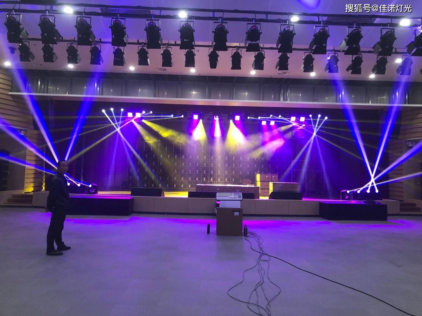 舞台灯光现场案例 大视野下的新闻舞台灯光设备应用与创新